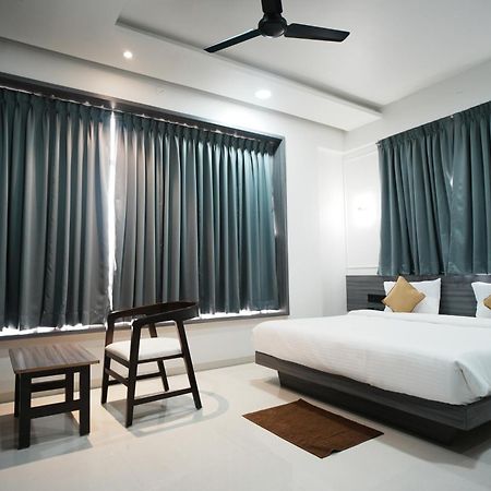 Hotel Oberon Solapur Exterior photo