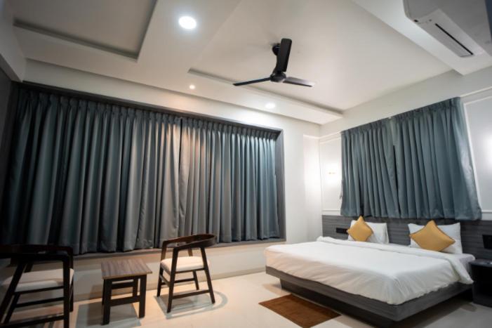 Hotel Oberon Solapur Exterior photo